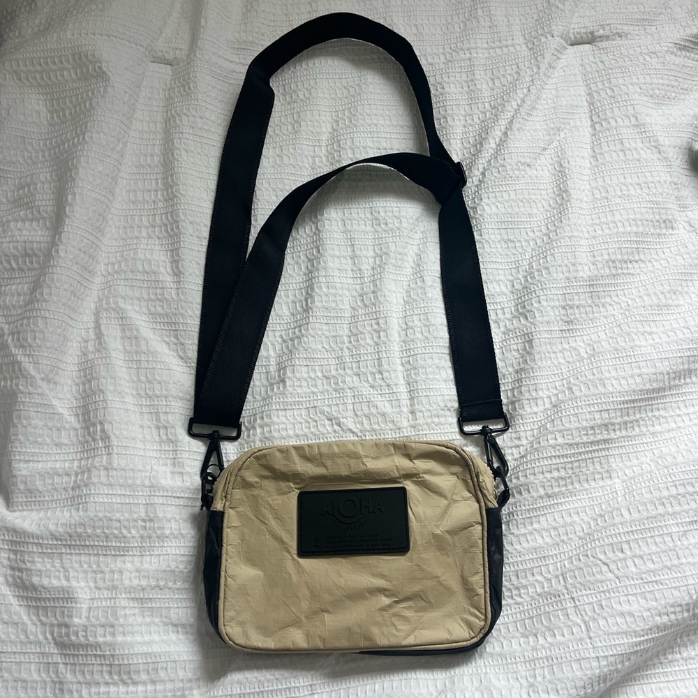 Aloha cross body bag Le Tour NWT ✨✨